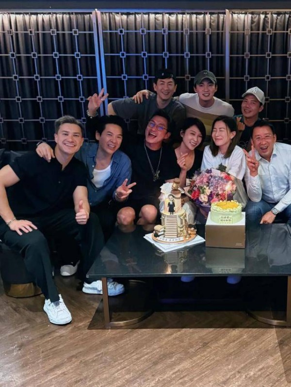 TVB视后提前庆祝生日,两代艺人齐聚,新生代小生同框成焦点