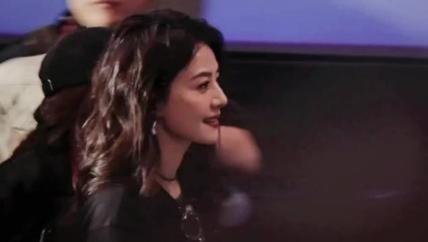 高圆圆新片饰演疯癫角色,满手血红笑着问吃饺子