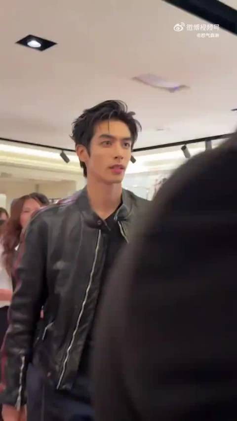 宋威龙这种档次的帅哥被喊老公一脸惊讶手足无措乱做动作实在是太文明了