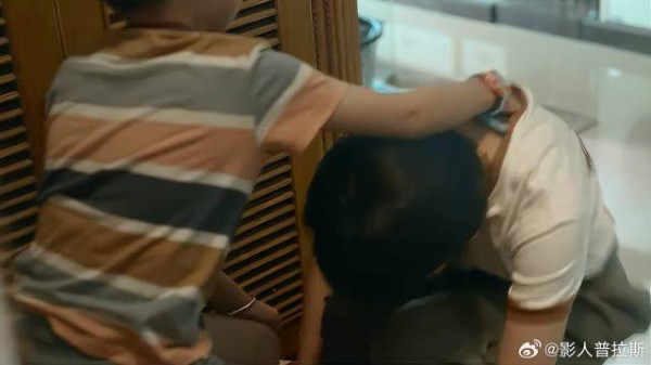 姐姐帮弟弟系鞋带,下秒弟弟一个举动,姐姐立马害羞了