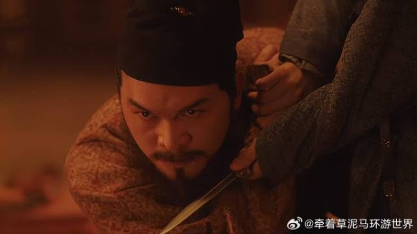 首领赶走下人后,想要行刺花鸟使,却被人手下一招制服