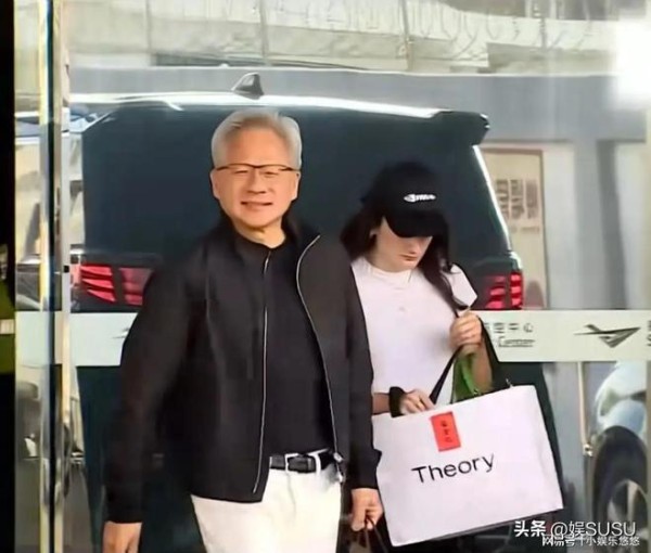 黄仁勋连夜赶回老家,与家人吃川菜被拍,年迈的黄父黄母罕见出镜