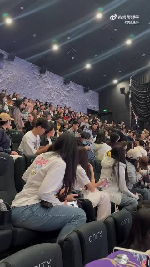祝贺！有一位女士终于不用蒙着脸了！