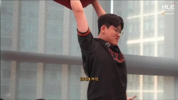 壮语伤人心 Gumayusi：我今天被鬼压床了 Zeka：是因为你长胖了才会这样