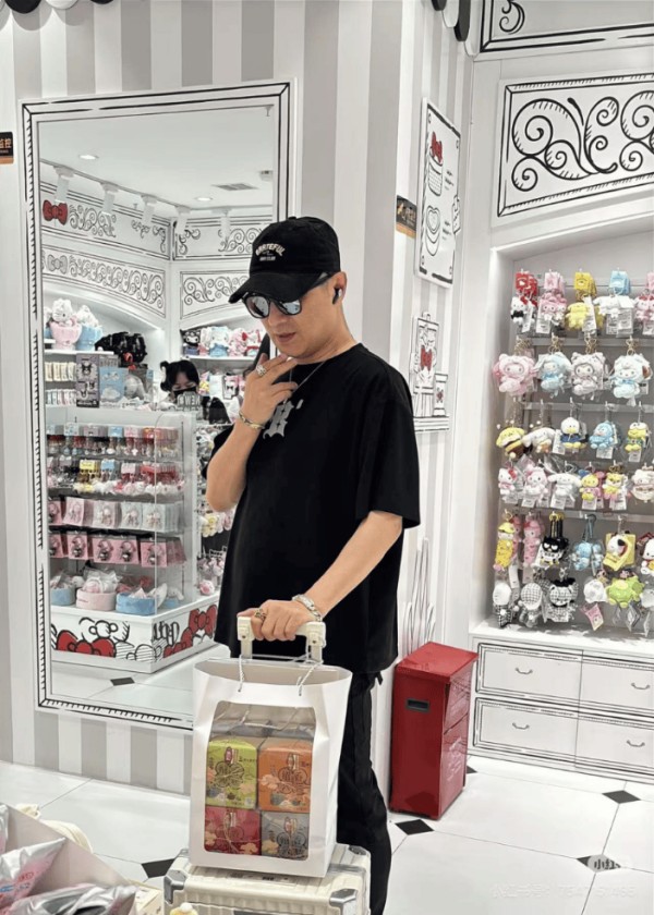 萧山机场偶遇汪峰给女儿挑礼物，这细节也太暖了吧！