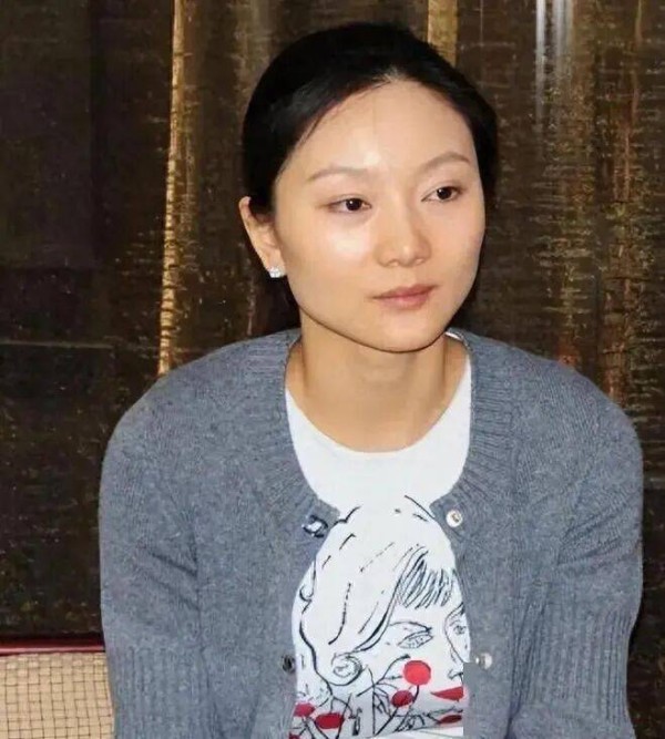 只想同甘不愿共苦? 张艺谋身体亮红灯4月，陈婷摘除妻子身份认证