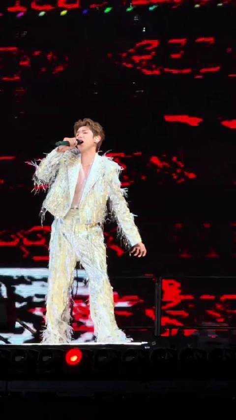 王源天津巡演银白羽毛外套搭配透视内搭亮相
