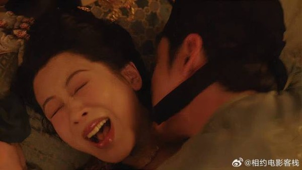 刘畅看穿何惟芳诡计,竟然对她动粗,企图生米煮成熟饭