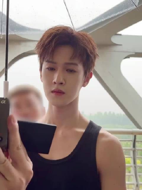 李昀锐今天营业vlog!哇背心肌肉帅哥