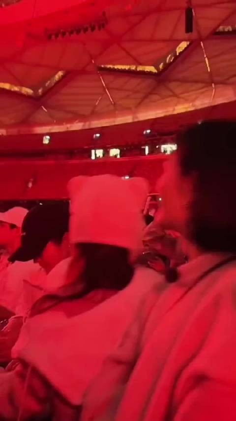 谢娜但凡性转一下一堆人吻上去了吧