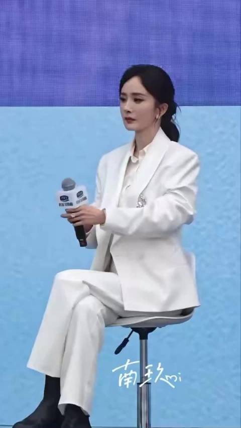 杨幂,应该是库里丝