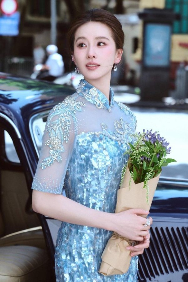 刘诗诗化身捧花美人,元气满满。