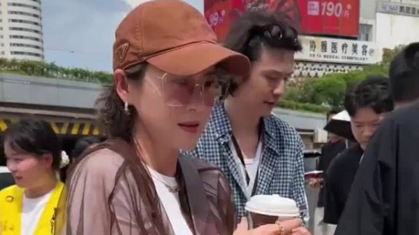 章子怡长沙现身零食王国，疑为女儿购物