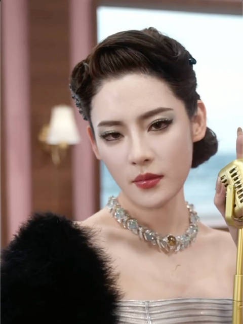阿尔忒弥斯美伢跟着旋律摆动,把所有拘谨,都丢在了身后