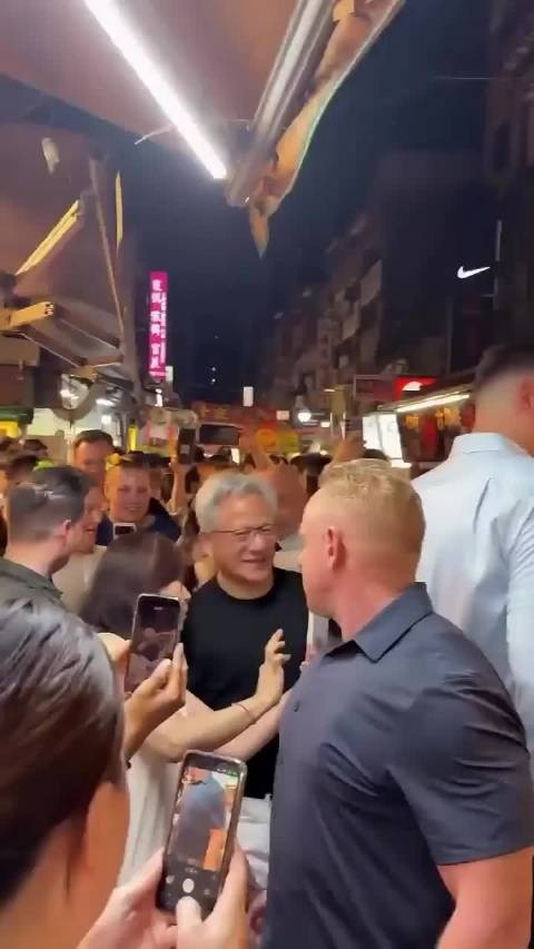 千亿总裁黄仁勋也是个猫奴,台湾街头看到猫都迈不开腿,眼睛都发亮了