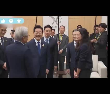 黄仁勋向李在明介绍自己的女儿李在明你长得这么年轻不像有女儿的人