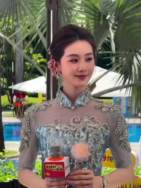 热红温依然优雅动人的诗诗，这气质真是很绝， 落落大方 ~巧笑倩兮~美目盼兮