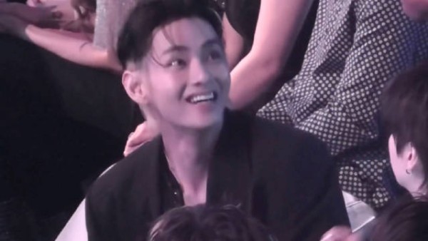 ㅋㅋㅋ泰亨不知道看到了什么 露出无敌萌的小表情 还到处指给成员们看