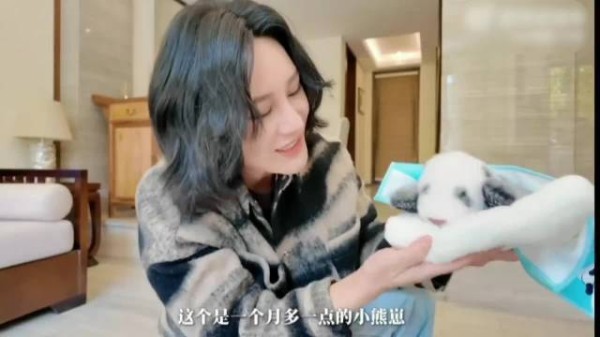 尚雯婕出行必备玩偶阿贝贝,盘点明星治愈系小浪漫