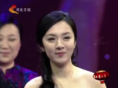 才发现王晓晨居然不是第一次在戏里演戏剧演员了！