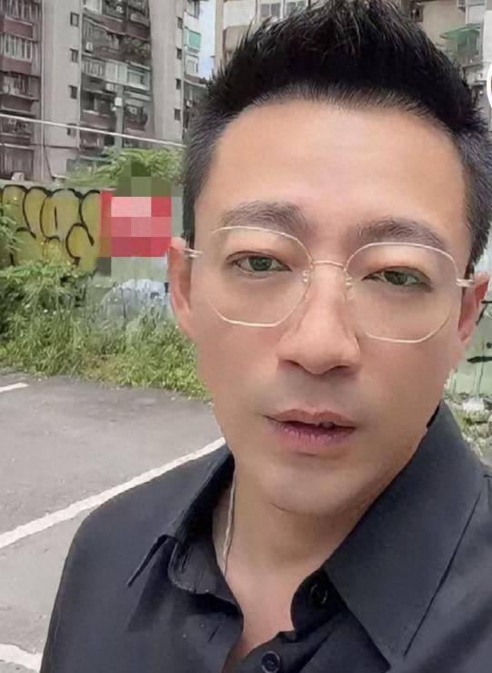 汪小菲送女儿上美术课!玥儿吃饭手机不离手,3张画暴露心理状态