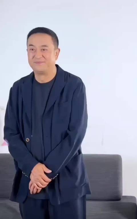 张嘉益回应工作室饭撒要求,幽默反问引热议
