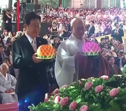 李在明出席韩国佛诞节活动献灯环节顺利