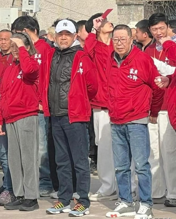 陈宝国近照不敢认，头发花白腿好细，43岁儿子未婚成了他的心病