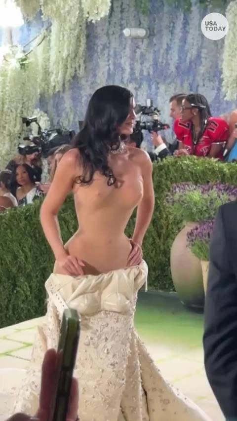 MetGala红毯模特身上这件秀品也太逼真了吧，乍一看还以为没穿衣服