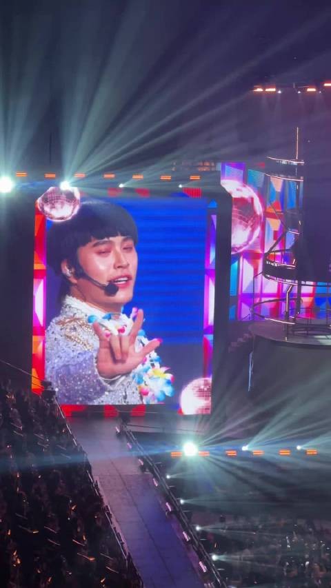 安全意识挺强的,上台表演还戴头盔