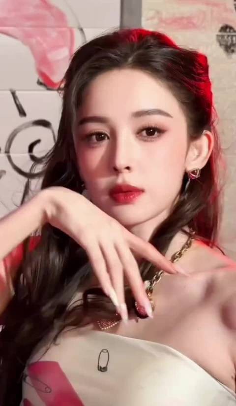 娜扎的穿搭总能给你惊喜，美丽的女人就是权威！