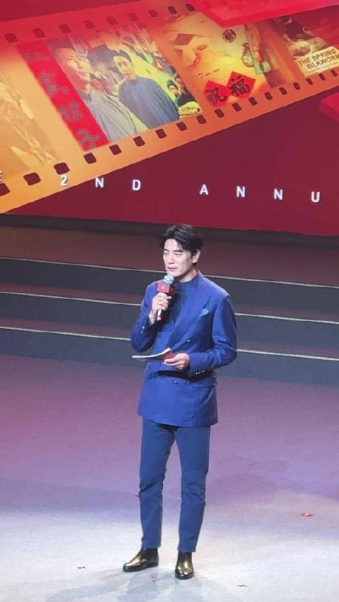 李光洁蓝色西装儒雅从容