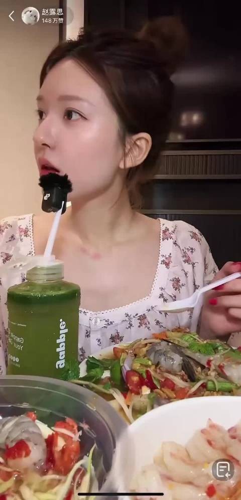 “赵露思深夜吃播之蒙脱石散 ”