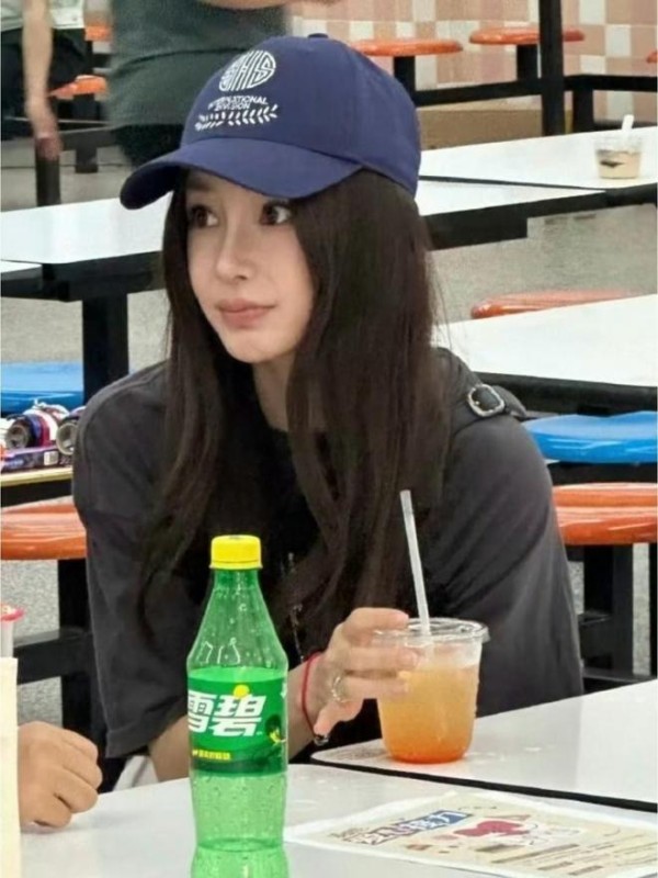 Angelababy素颜现身小海绵学校义卖会，手持蜜雪冰城被赞“最美妈妈”