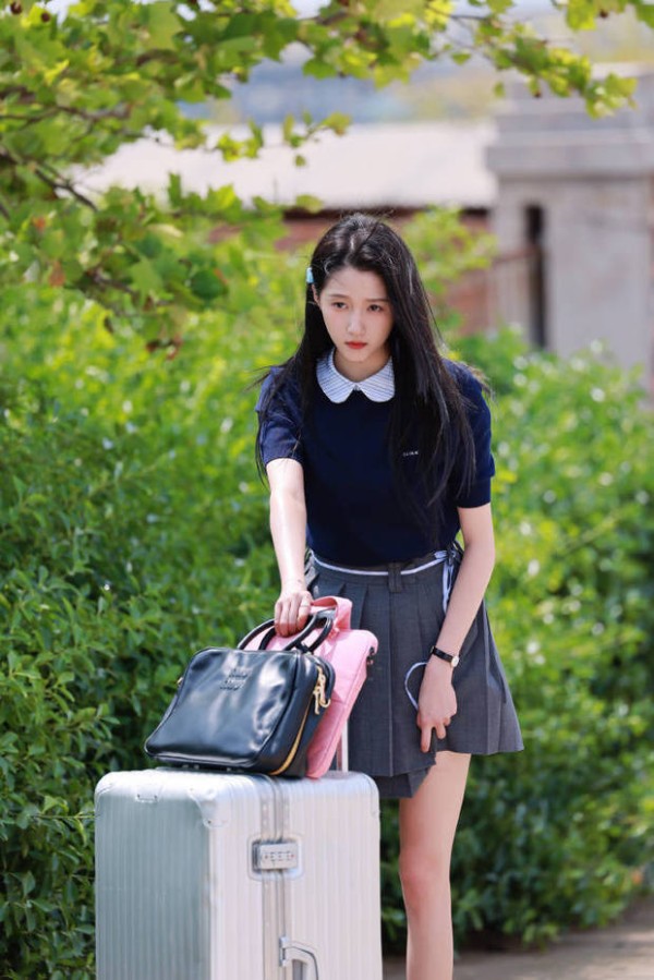 关晓彤穿学生制服。