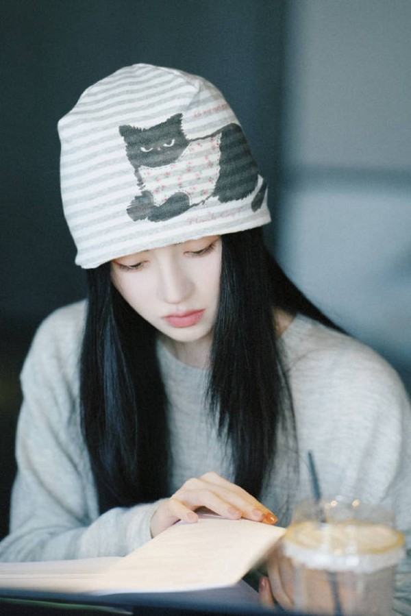 鞠婧祎戴小猫图案冷帽好灵动。