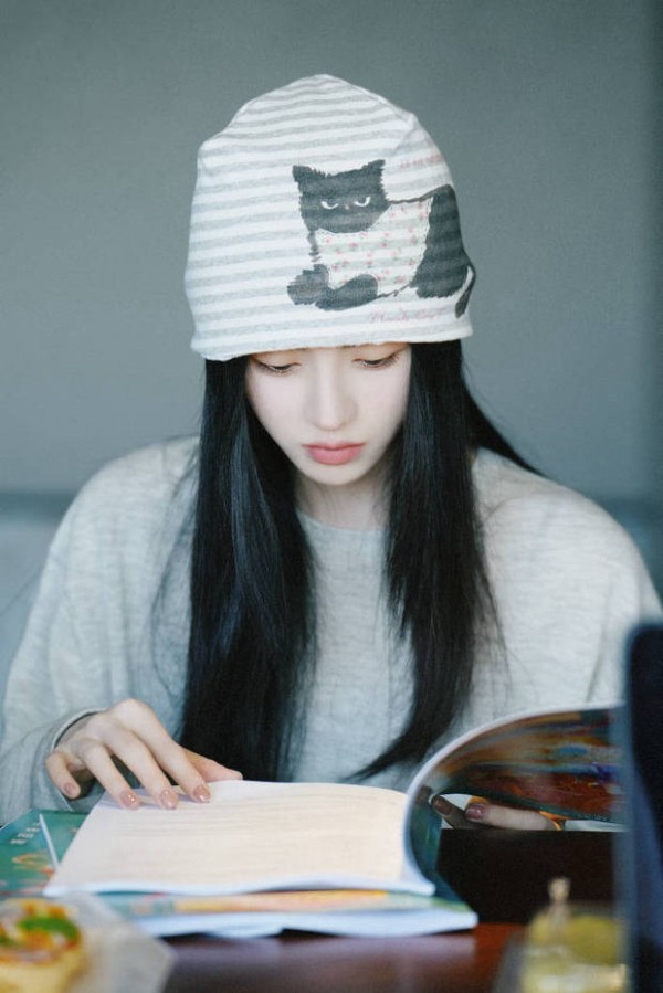 鞠婧祎低头认真阅读剧本。
