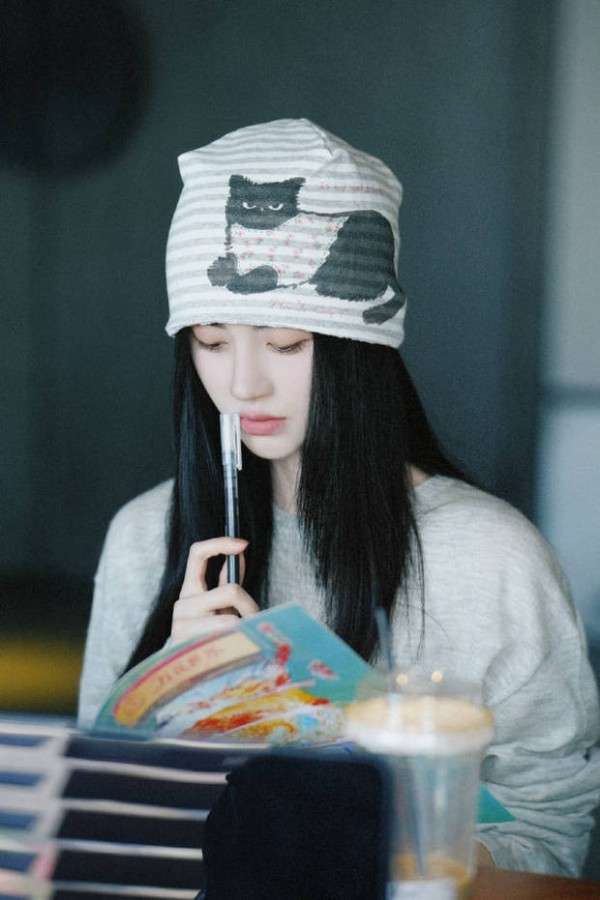 鞠婧祎手拿笔。