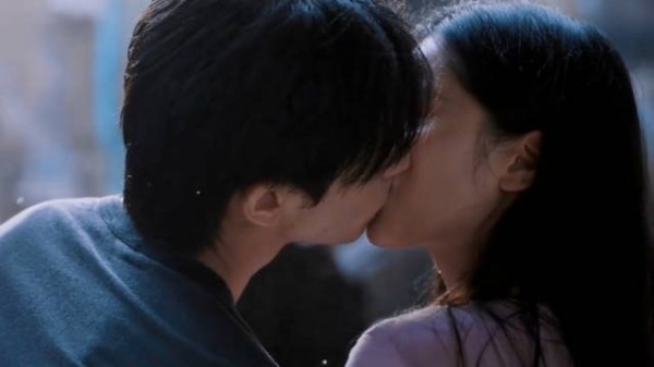 宋威龙张婧仪雨中热吻视频引关注