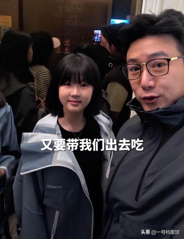 陆毅一家去餐厅吃饭，17岁大女儿不会剥虾，网友辣评“废了”