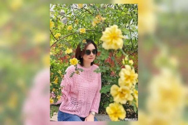 TVB女神近照曝光，粉衣造型少女感满满，曾与吴彦祖演激情戏份