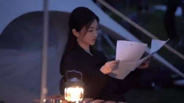 这个装扮的景甜很像刚出道那会，好美的笑容明媚，美好