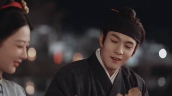 韩东君中秋夜深情凝视祯娘,共赏烟花同提鱼灯