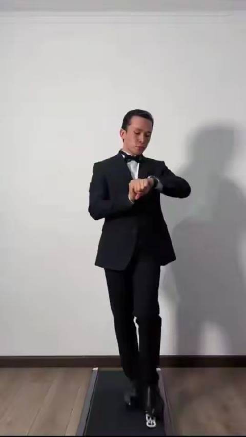 网友复刻Hollywood男星的步态,神韵拿捏得恰到好处