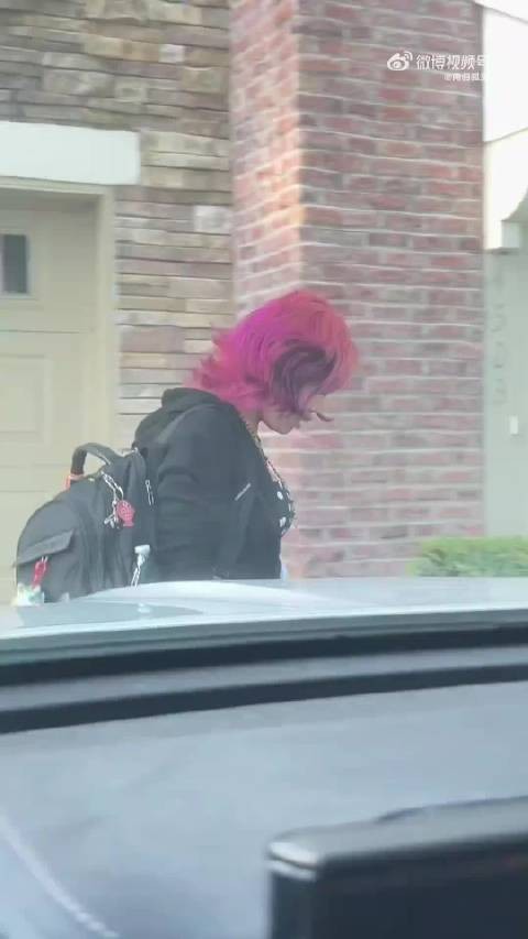 一位美国润人拍下了自己女儿参加美国初中毕业典礼的装扮，真吓人！
