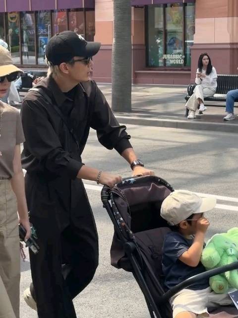 戚薇李承铉带儿子游玩环球影城,seven坐在车里由爸爸推着,都这么大了!