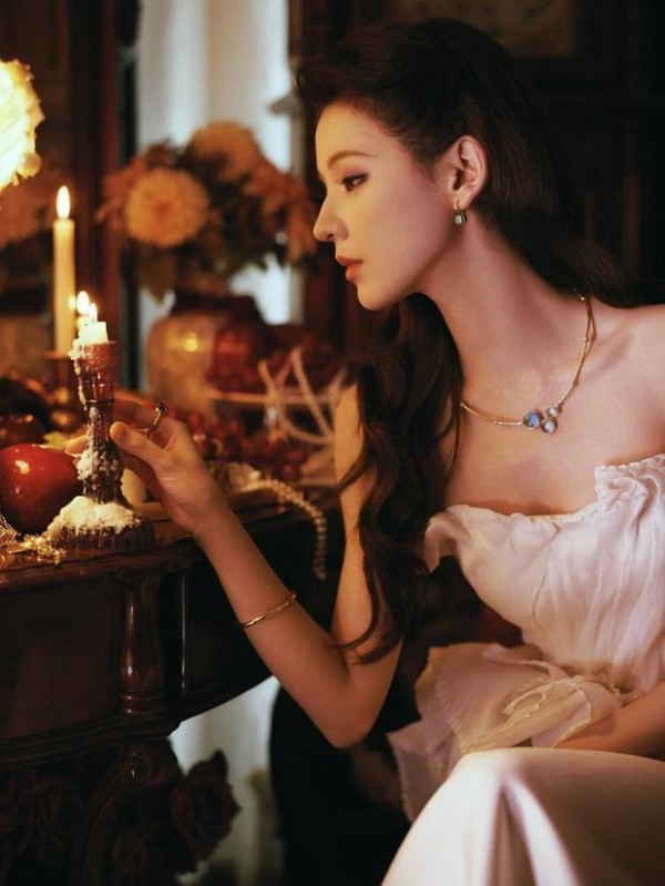 张予曦侧颜精致,下颌线条清晰可见。