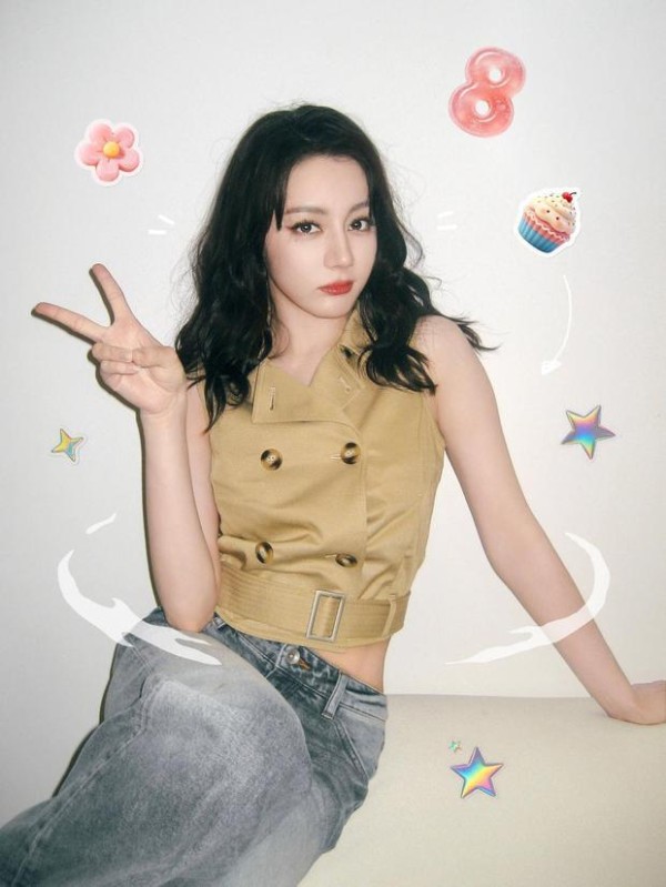迪丽热巴妆容精致,美貌养眼。