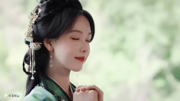 陈都灵楚朝直视镜头演绎角色内心
