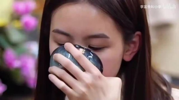陈都灵酒品好,喝多了自己找地方睡觉!哈哈哈